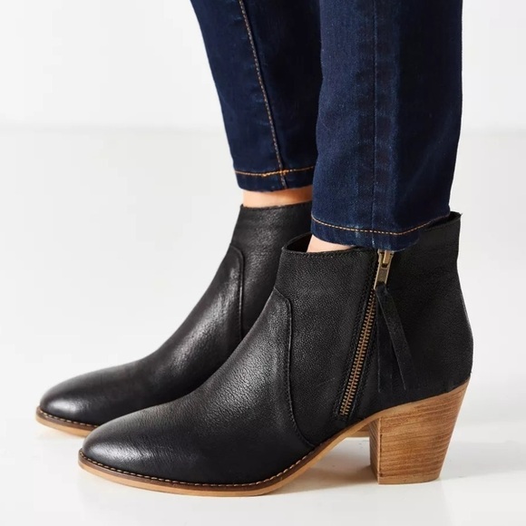 UO Urban Outfitters Genuine Leather Faye Black Distressed Block Heel Booties 10 - Picture 1 of 10
